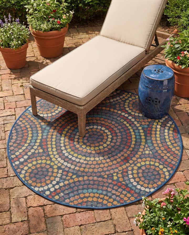 4' 1 x 4' 1 Easy-Clean Baja Indoor / Outdoor Round Rug