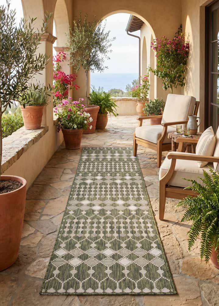 2' 7 x 10' Easy-Clean Trellis Indoor / Outdoor Runner Rug