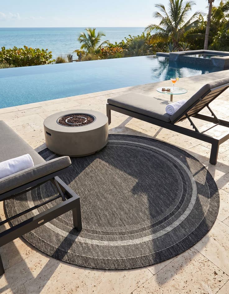 Detail image of 6' x 6' Easy-Clean Border Indoor / Outdoor Round Rug