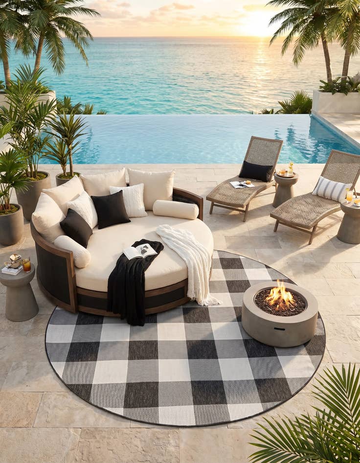 Detail image of 7' 10 x 7' 10 Easy-Clean Checkered Indoor / Outdoor Round Rug