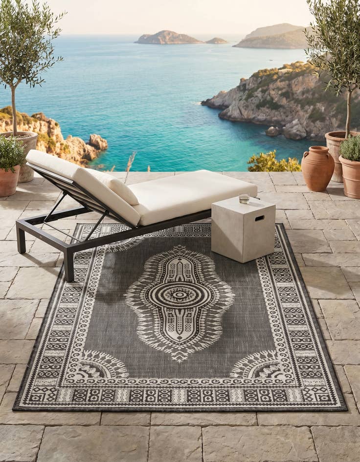 Detail image of 4' x 6' Easy-Clean Traditional Indoor / Outdoor Rug