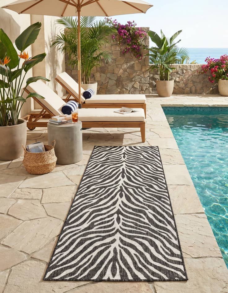 Detail image of 2' 7 x 10' Easy-Clean Safari Indoor / Outdoor Runner Rug