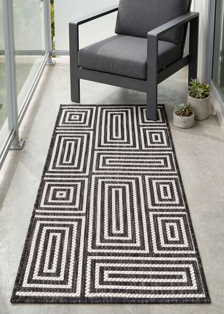 2' x 4' Easy-Clean Modern Indoor / Outdoor Runner Rug