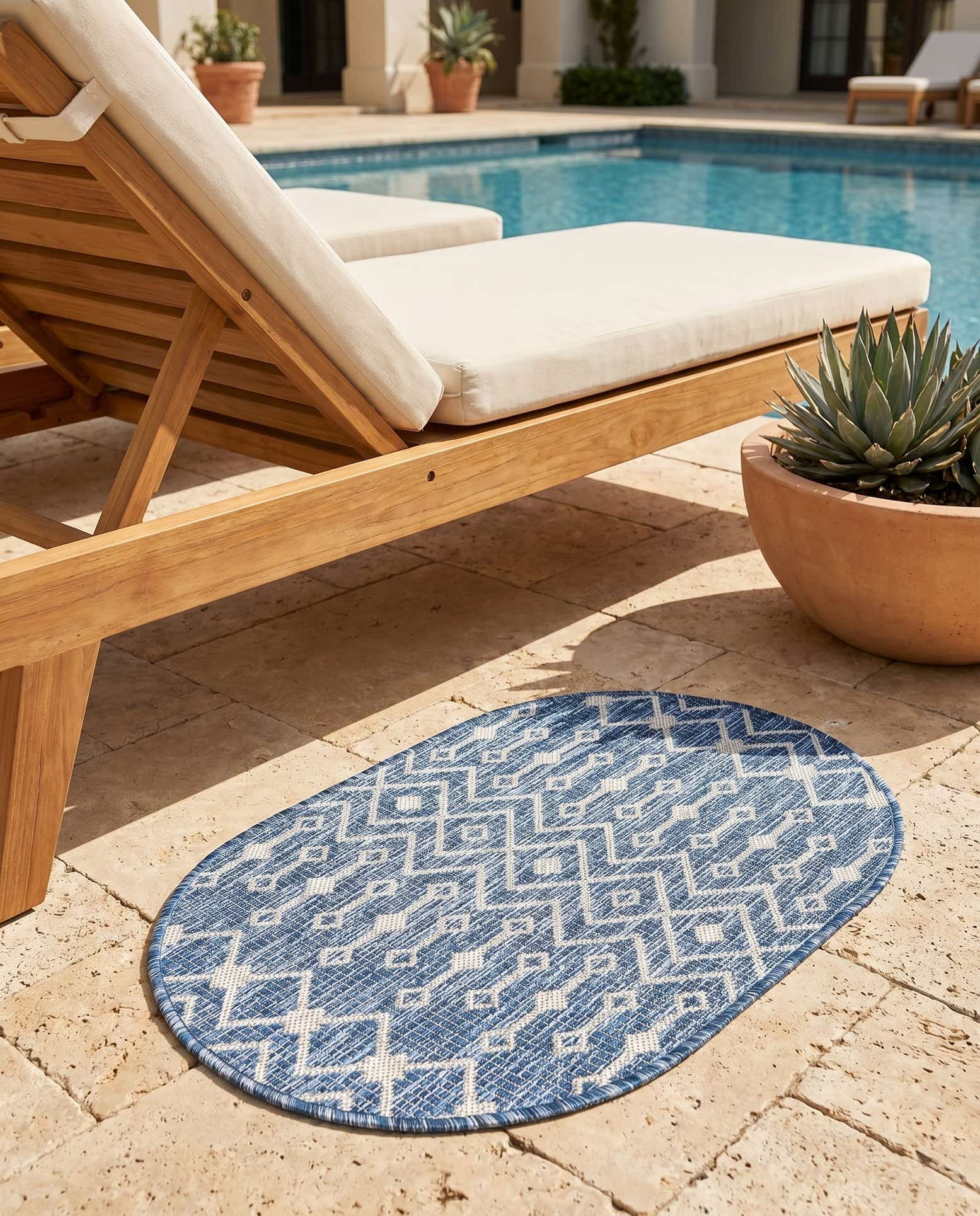 2' x 3' Easy-Clean Trellis Indoor / Outdoor Oval Rug