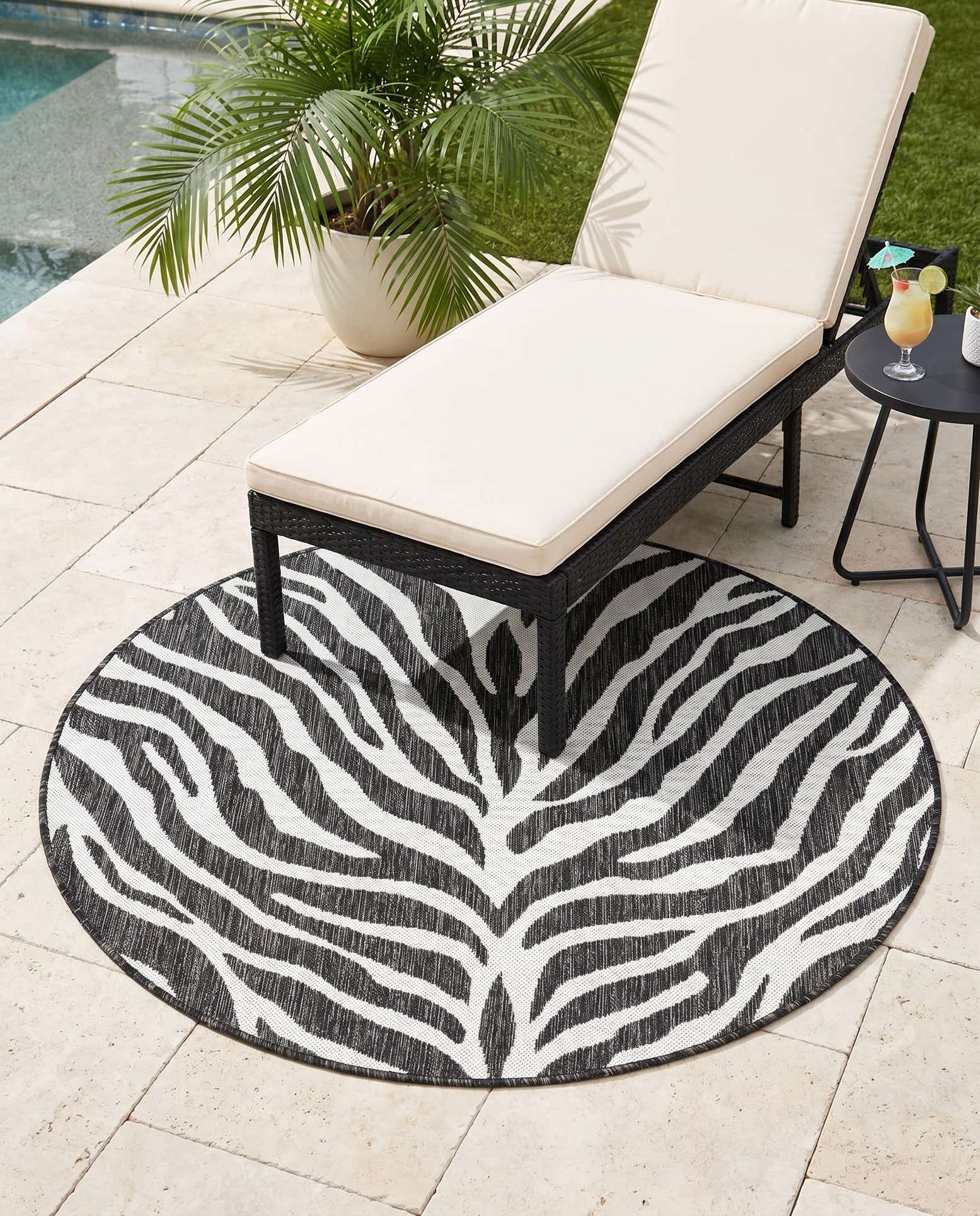 4' x 4' Easy-Clean Safari Indoor / Outdoor Round Rug