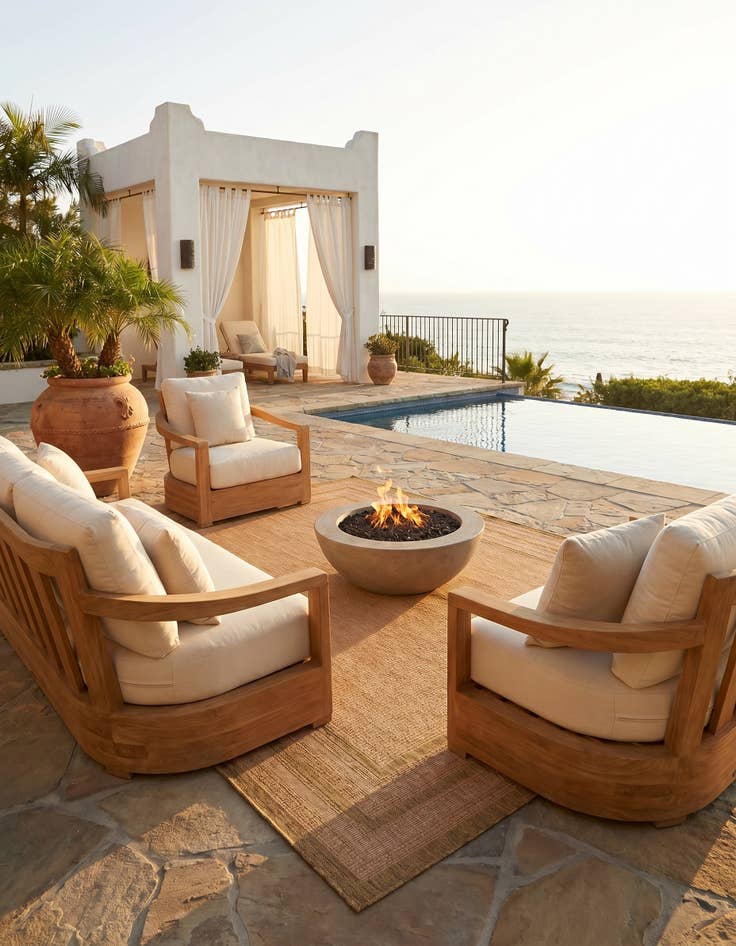 Detail image of 7' x 10' Easy-Clean Border Indoor / Outdoor Rug