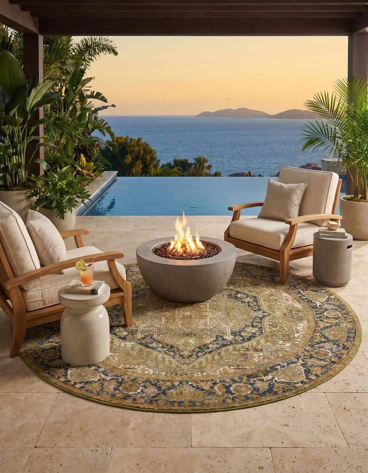 Detail image of 7' 10 x 7' 10 Easy-Clean Traditional Indoor / Outdoor Round Rug