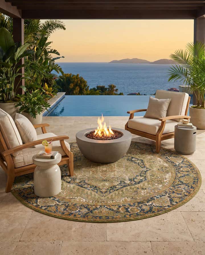 7' 10 x 7' 10 Easy-Clean Traditional Indoor / Outdoor Round Rug
