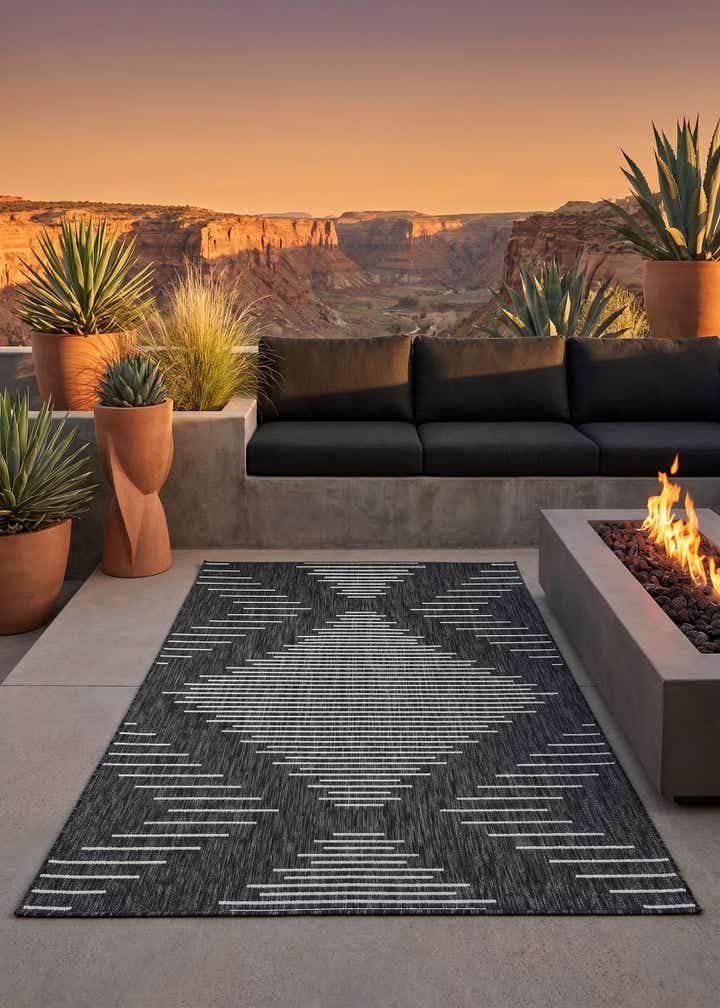 5' 3 x 7' Easy-Clean Modern Indoor / Outdoor Rug