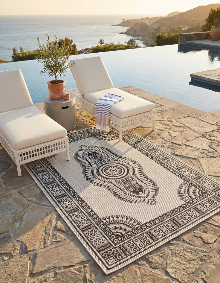 Detail image of 5' 3 x 8' Easy-Clean Traditional Indoor / Outdoor Rug