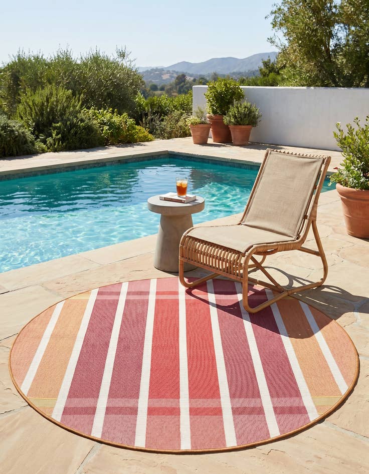 Detail image of 4' x 4' Easy-Clean Striped Indoor / Outdoor Round Rug