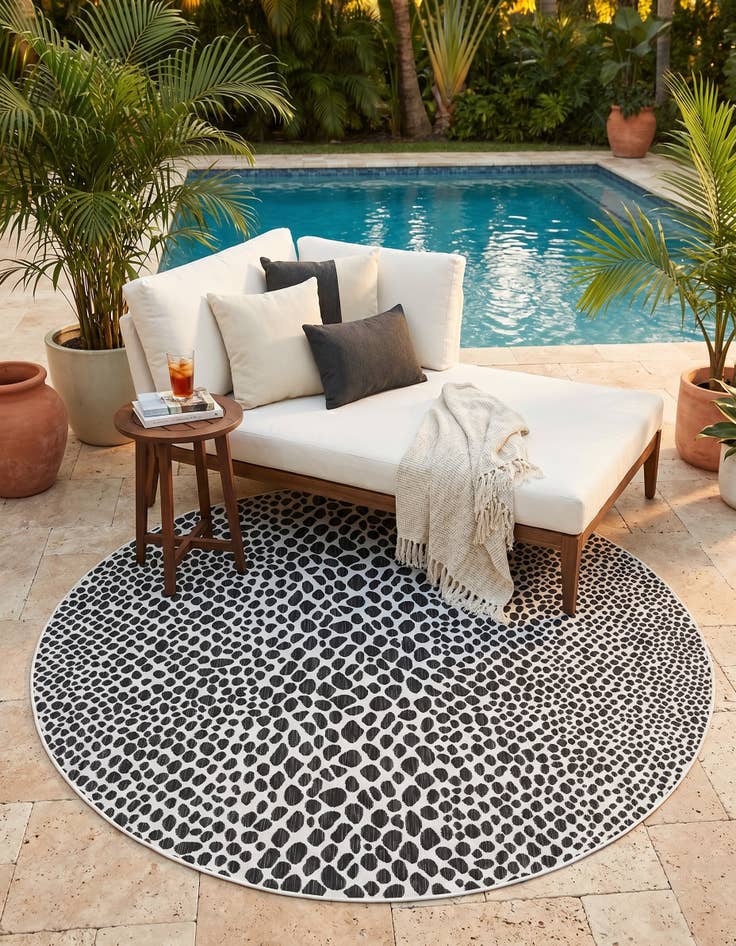 Detail image of 7' 10 x 7' 10 Easy-Clean Jill Zarin Cape Town Indoor / Outdoor Round Rug