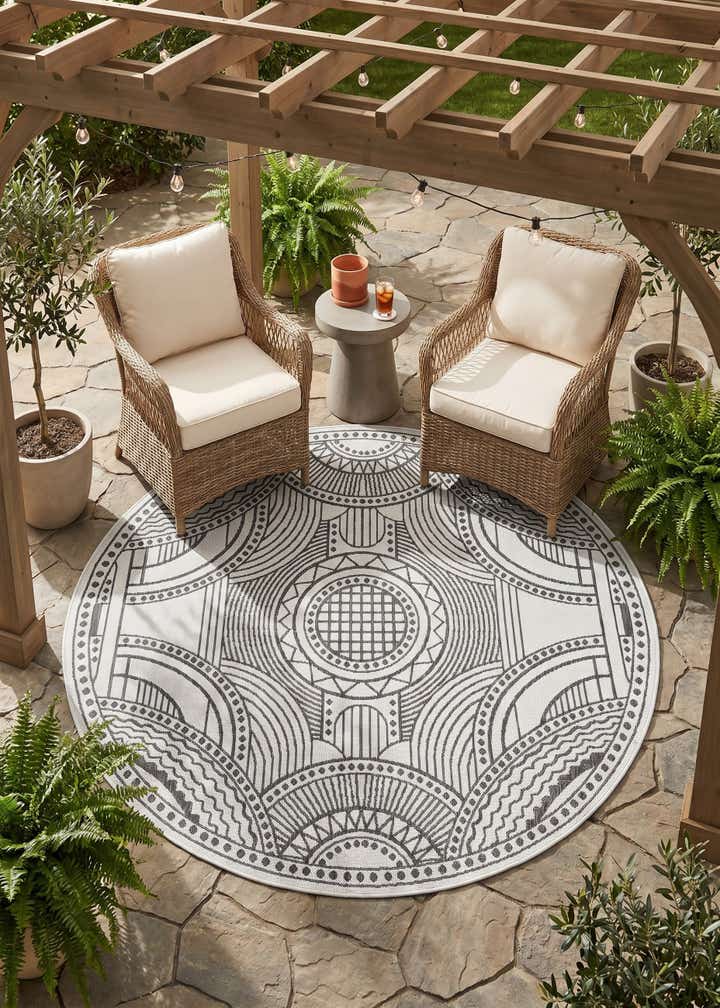 6' x 6' Easy-Clean Traditional Indoor / Outdoor Round Rug