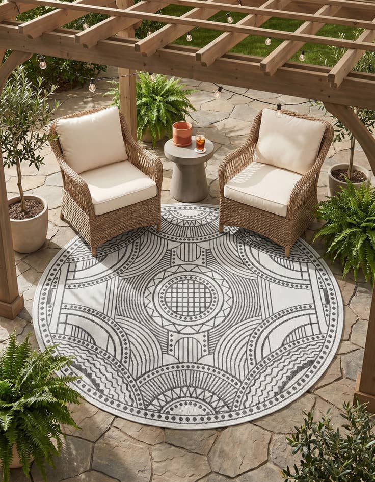 Detail image of 6' x 6' Easy-Clean Traditional Indoor / Outdoor Round Rug