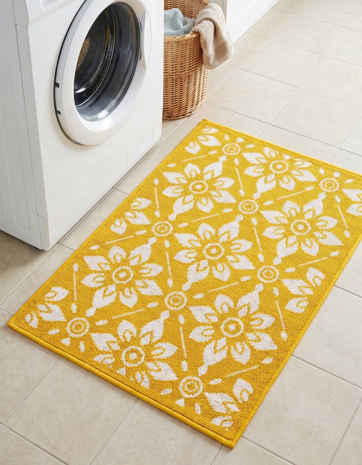 Detail image of 2' x 3' Easy-Clean Trellis Indoor / Outdoor Rug