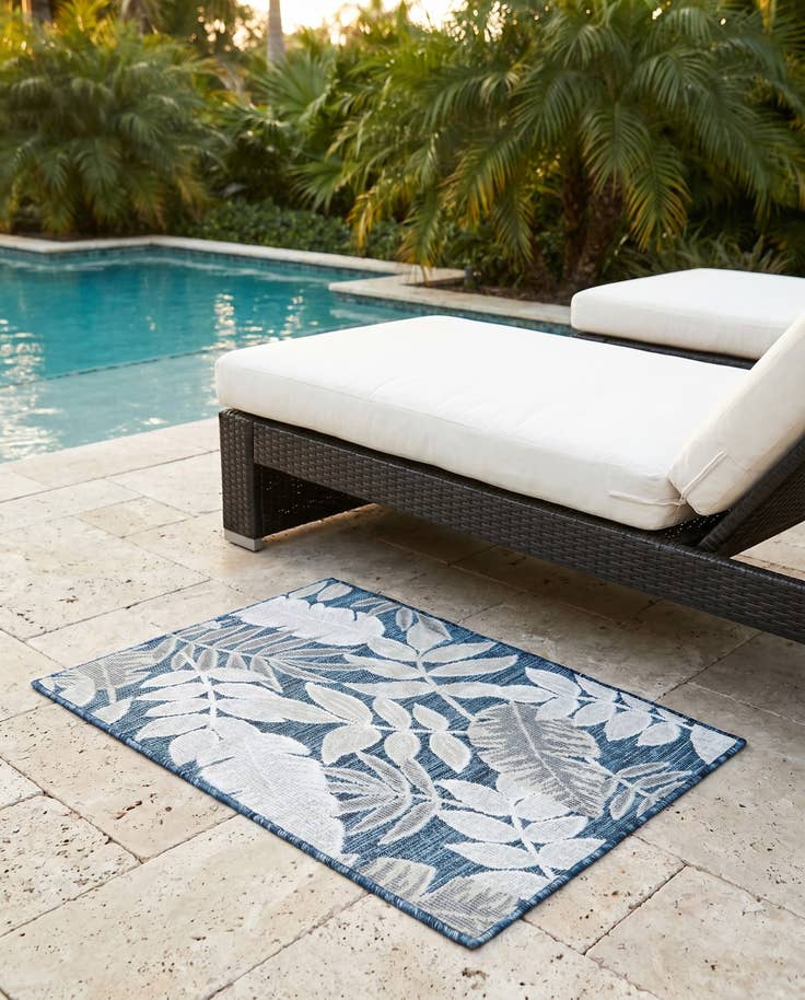 Detail image of 2' 2 x 3' Easy-Clean Botanical Indoor / Outdoor Rug