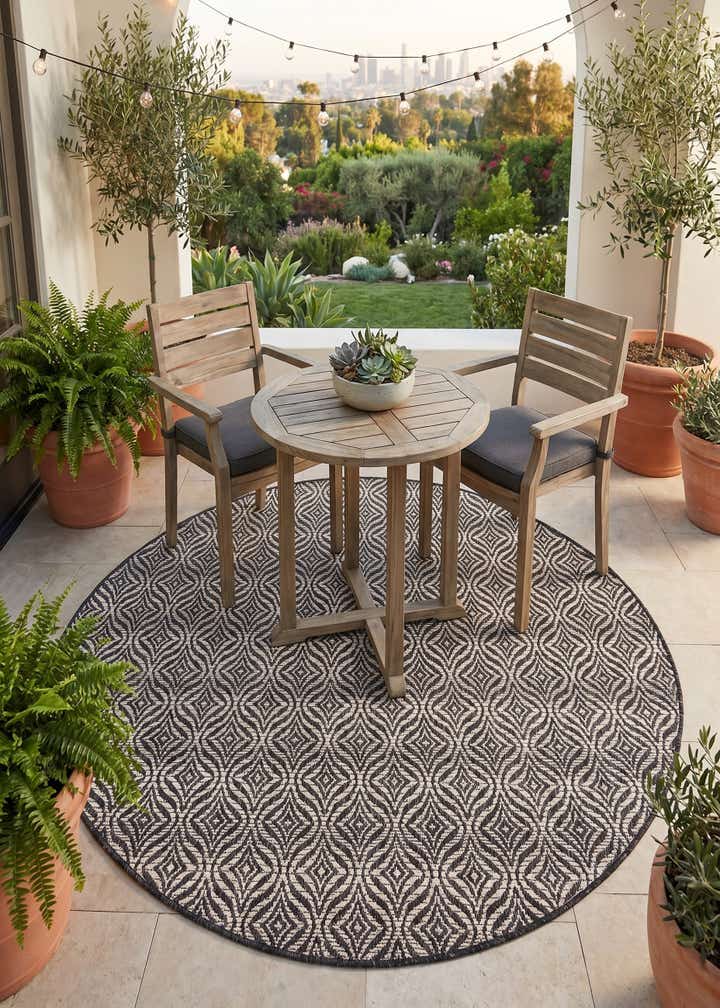 5' 3 x 5' 3 Easy-Clean Trellis Indoor / Outdoor Round Rug