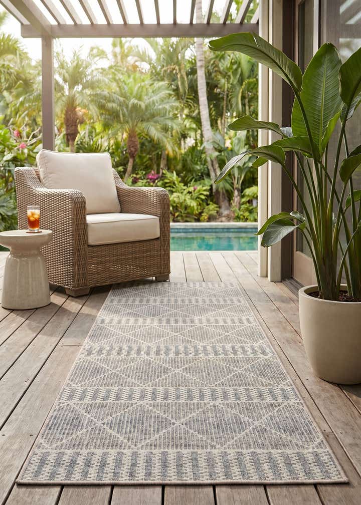 2' 7 x 5' 3 Easy-Clean Trellis Indoor / Outdoor Runner Rug