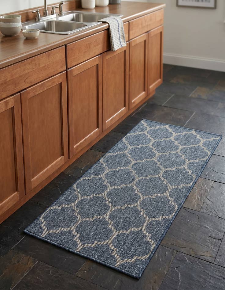 Detail image of 2' x 4' Easy-Clean Lattice Indoor / Outdoor Runner Rug