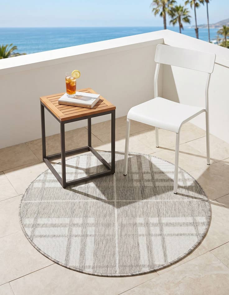 Detail image of 3' x 3' Easy-Clean Checkered Indoor / Outdoor Round Rug