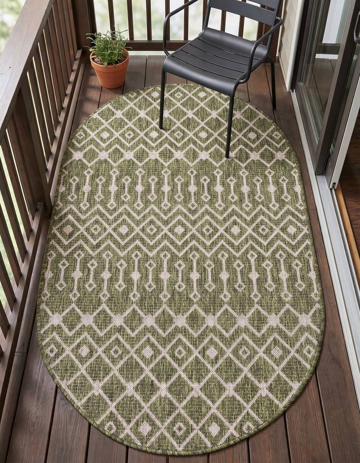 Detail image of 3' x 5' 3 Easy-Clean Lattice Indoor / Outdoor Oval Rug