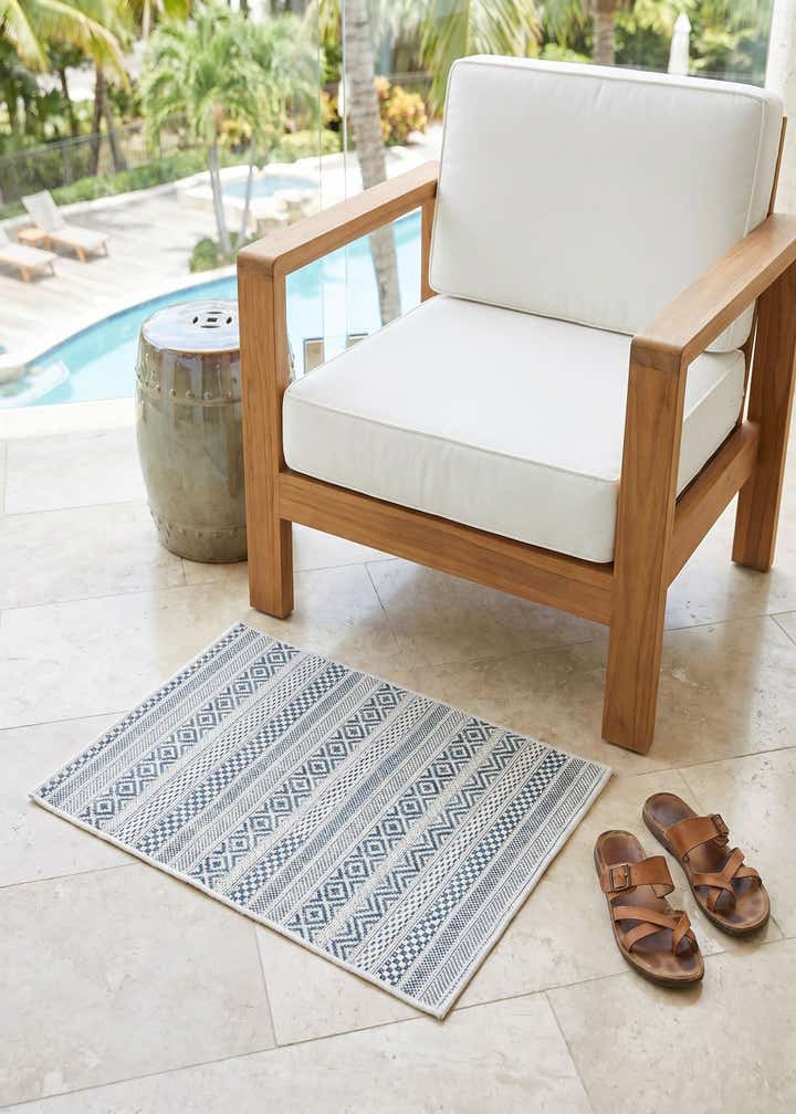 2' x 3' Easy-Clean Striped Indoor / Outdoor Rug