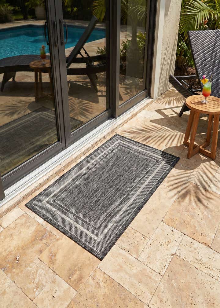 2' x 3' 1 Easy-Clean Border Indoor / Outdoor Rug