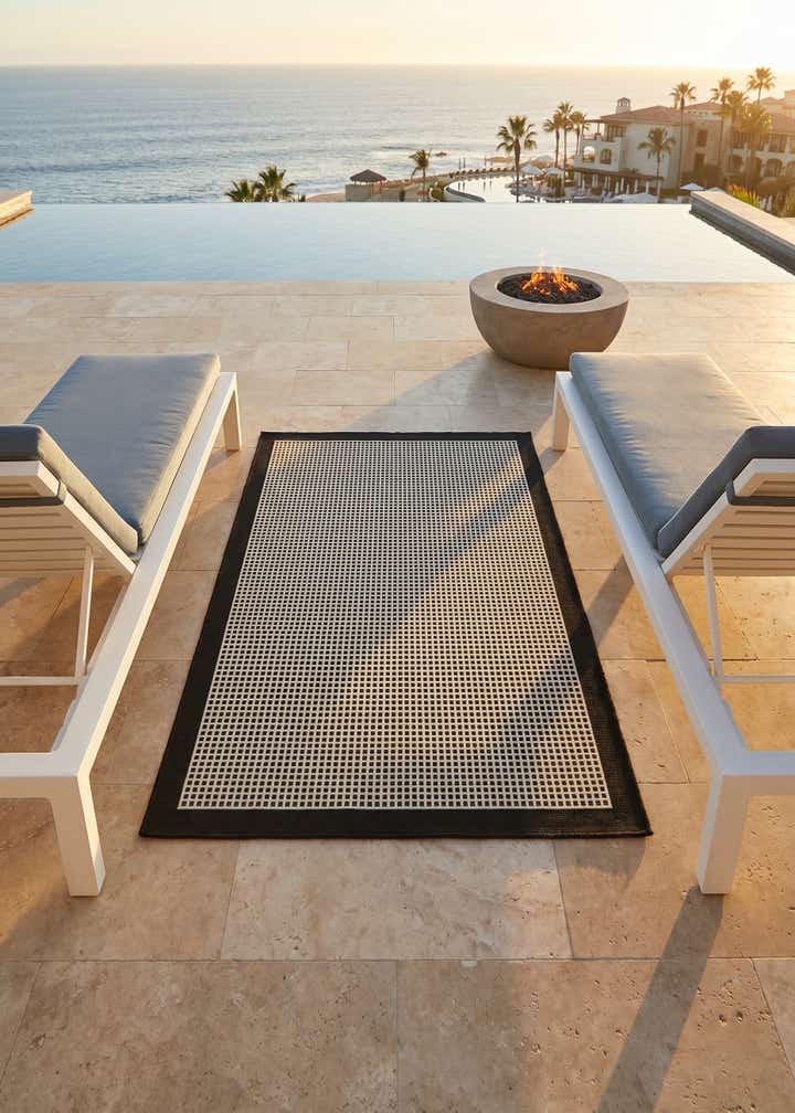 4' x 6' Easy-Clean Border Indoor / Outdoor Rug