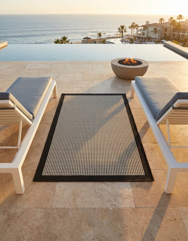 Detail image of 4' x 6' Easy-Clean Border Indoor / Outdoor Rug