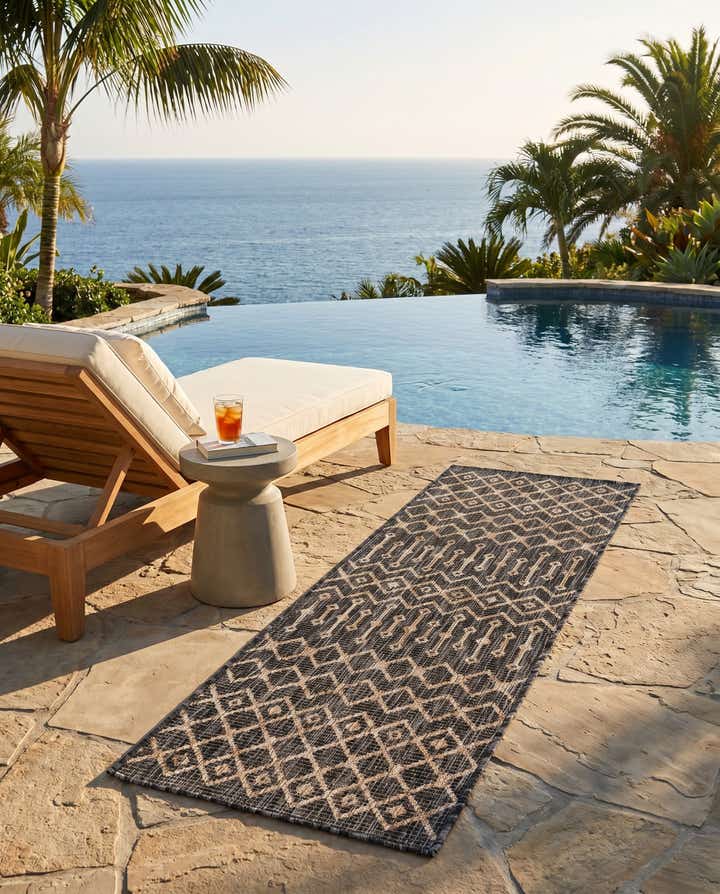 2' x 6' Easy-Clean Lattice Indoor / Outdoor Runner Rug