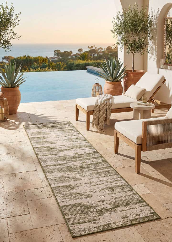 2' 7 x 10' Easy-Clean Modern Indoor / Outdoor Runner Rug