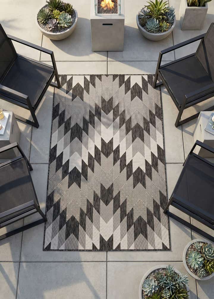 4' x 6' Easy-Clean Modern Indoor / Outdoor Rug