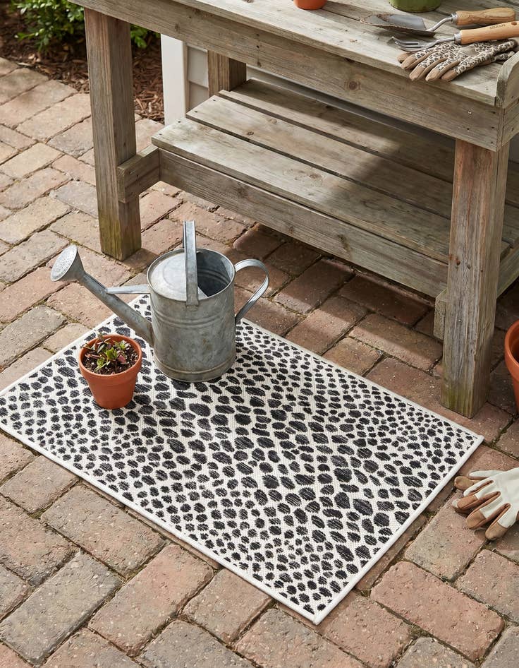 Detail image of 2' x 3' Easy-Clean Jill Zarin Cape Town Indoor / Outdoor Rug