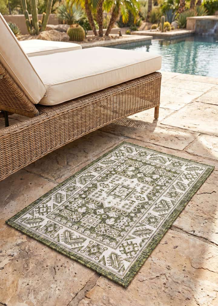 2' x 3' Easy-Clean Aztec Indoor / Outdoor Rug