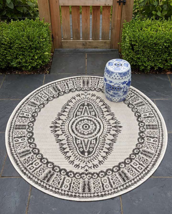 3' x 3' Easy-Clean Traditional Indoor / Outdoor Round Rug