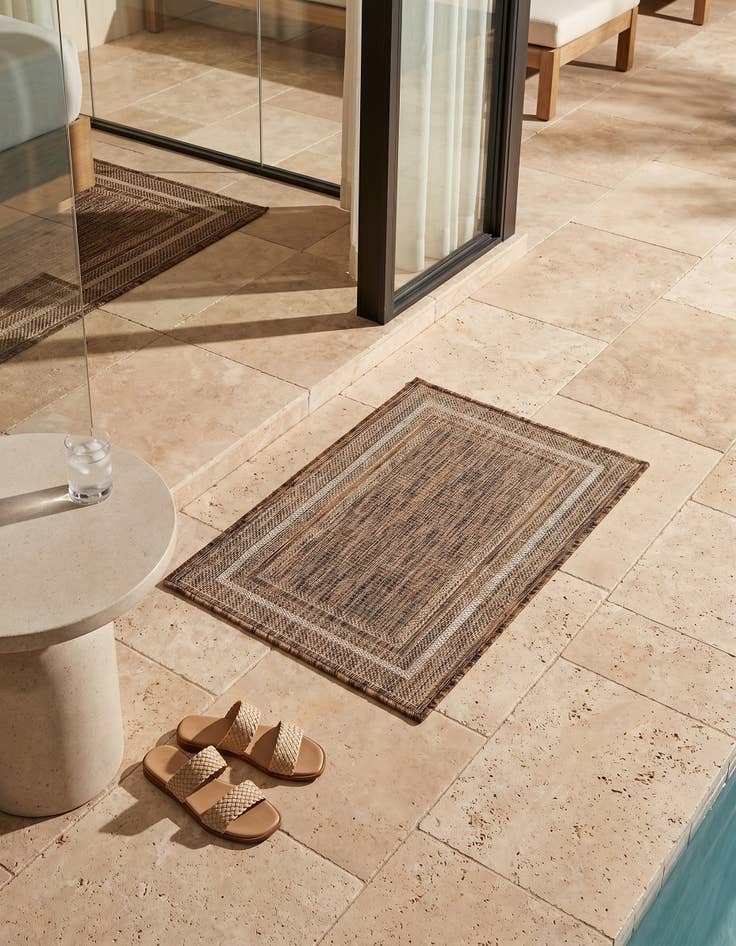 Detail image of 2' x 3' 1 Easy-Clean Border Indoor / Outdoor Rug