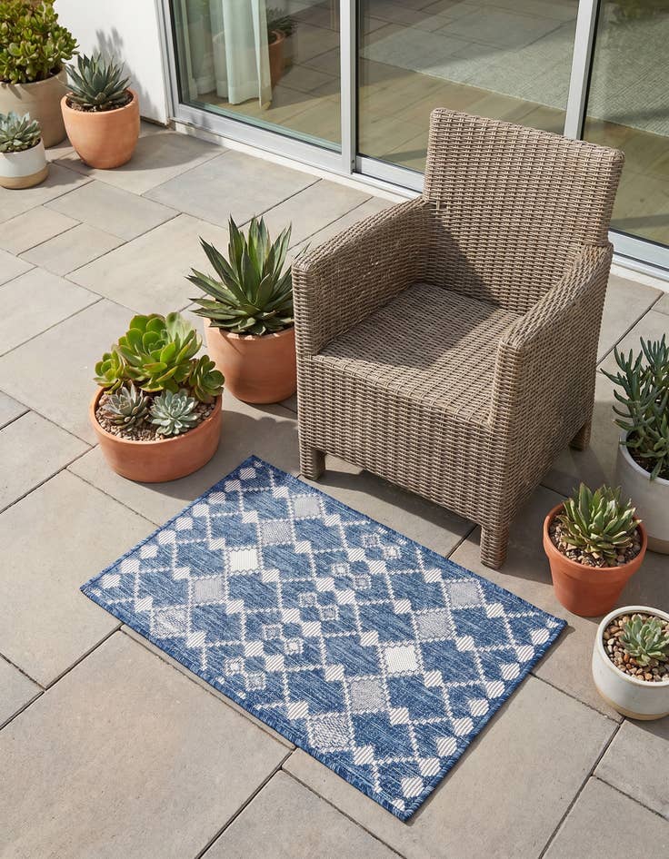 Detail image of 2' x 3' Easy-Clean Trellis Indoor / Outdoor Rug