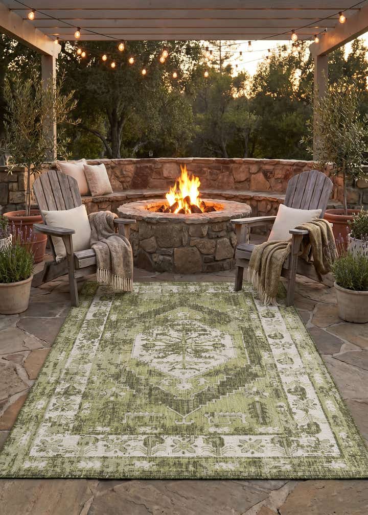 6' x 9' Easy-Clean Traditional Indoor / Outdoor Rug