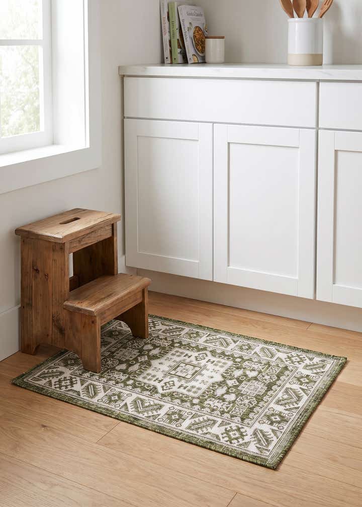2' x 3' Easy-Clean Aztec Indoor / Outdoor Rug