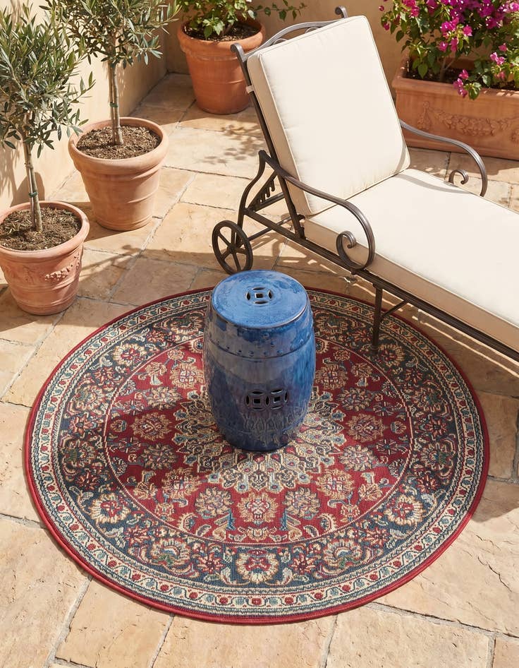Detail image of 3' 3 x 3' 3 Easy-Clean Traditional Indoor / Outdoor Round Rug