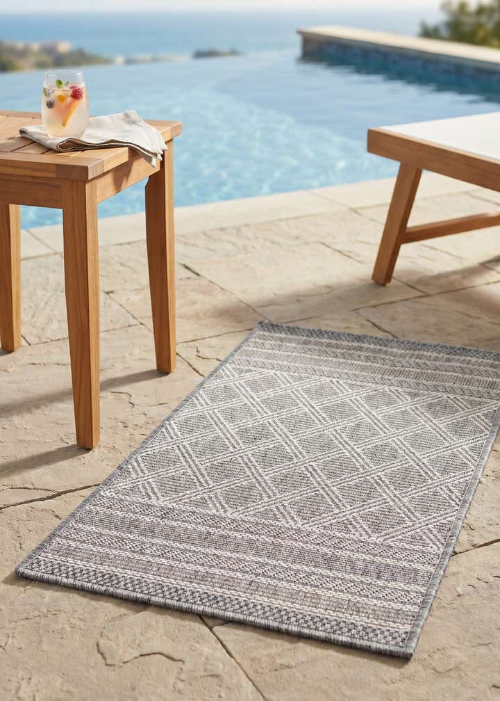2' x 3' 1 Easy-Clean Trellis Indoor / Outdoor Rug