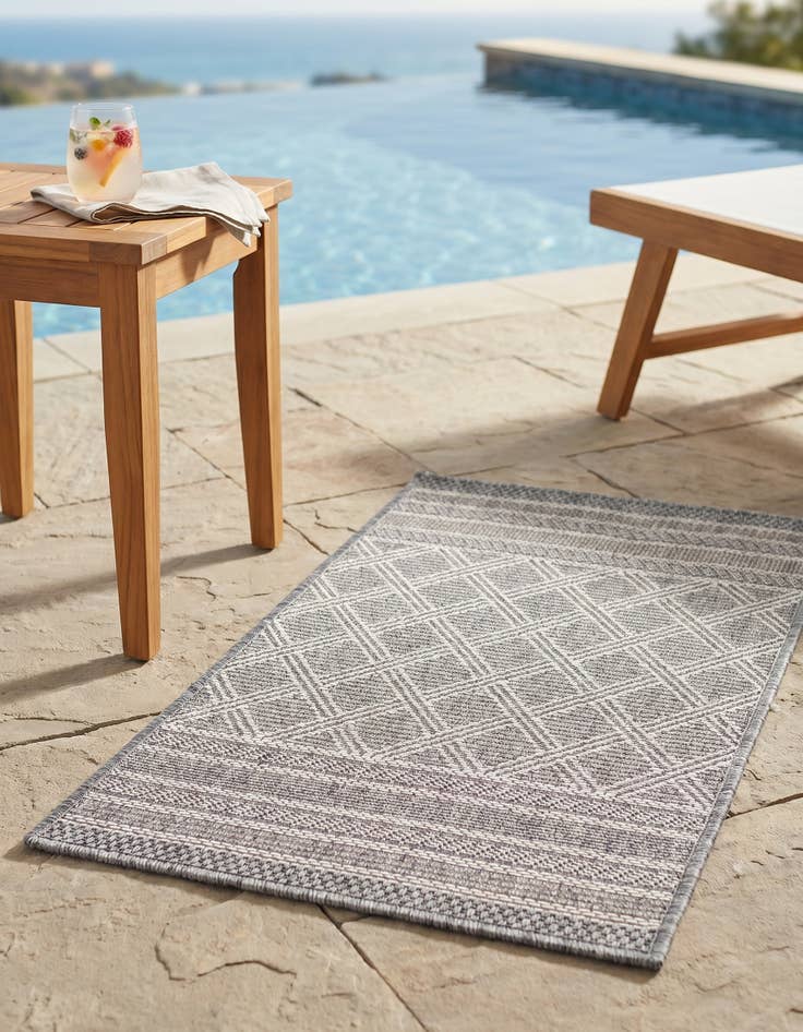 Detail image of 2' x 3' 1 Easy-Clean Trellis Indoor / Outdoor Rug