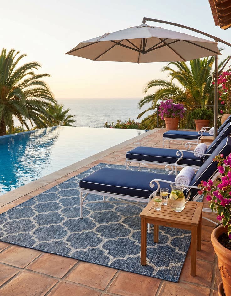 Detail image of 5' 3 x 8' Easy-Clean Lattice Indoor / Outdoor Rug