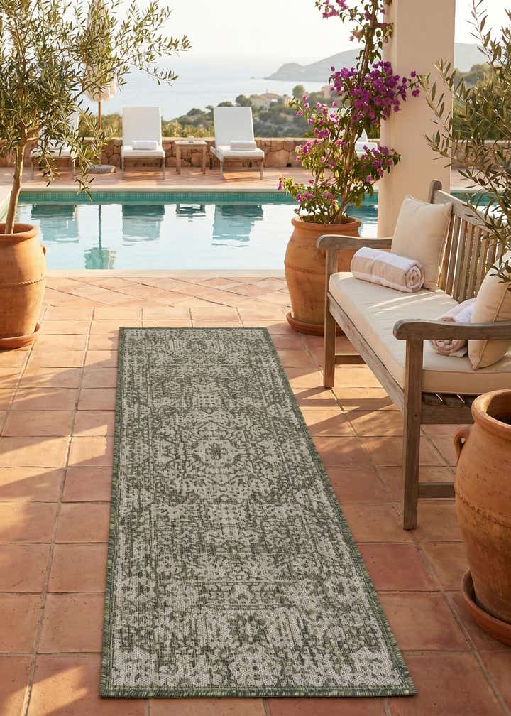 2' x 6' Easy-Clean Traditional Indoor / Outdoor Runner Rug