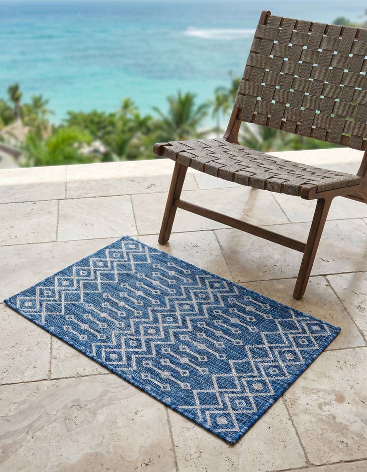 Detail image of 2' x 3' Easy-Clean Trellis Indoor / Outdoor Rug