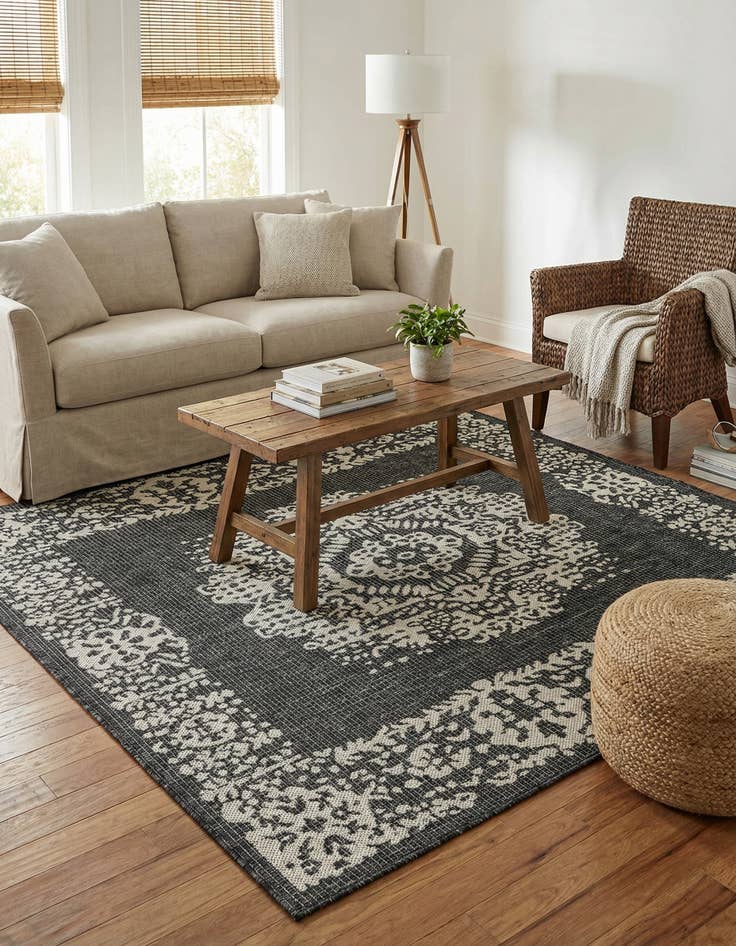 Detail image of 5' 3 x 5' 3  Washable Traditional Indoor / Outdoor Square Rug