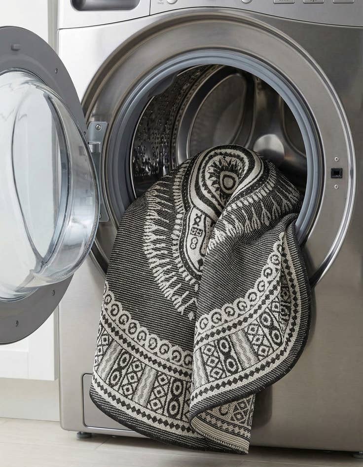 Detail image of 7' 10 x 7' 10  Washable Traditional Indoor / Outdoor Round Rug