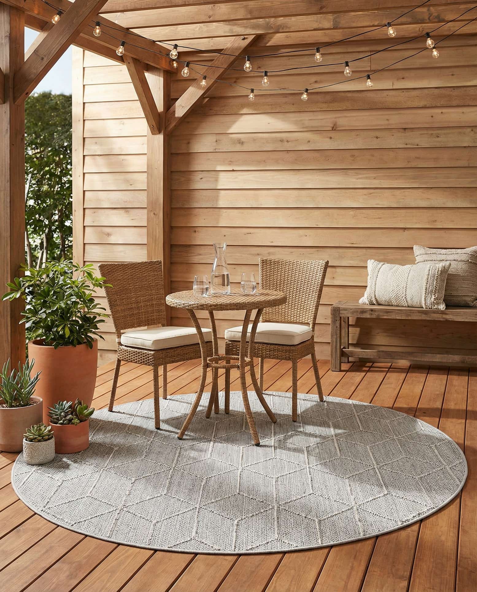 5' 3 x 5' 3 Easy-Clean Trellis Indoor / Outdoor Round Rug