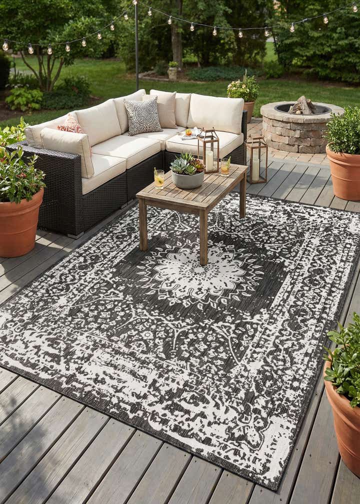 7' 10 x 10' Easy-Clean Traditional Indoor / Outdoor Rug