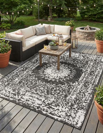 7' 10 x 10' Easy-Clean Traditional Indoor / Outdoor Rug